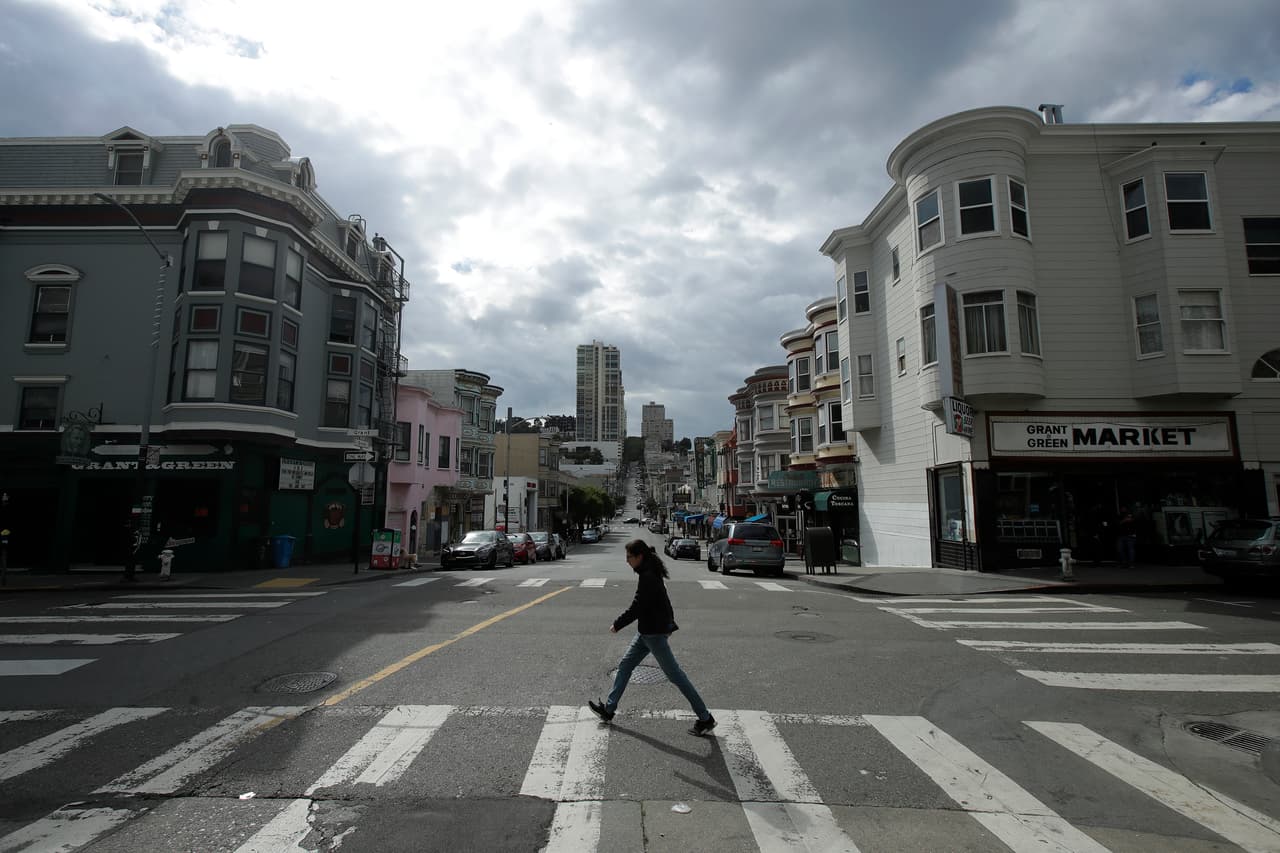 Quienes decidan salir de sus casas deberán mantener una distancia social de al menos seis pies con otras personas tanto en las calles como dentro del transporte público, que seguirá operando durante el toque de queda.