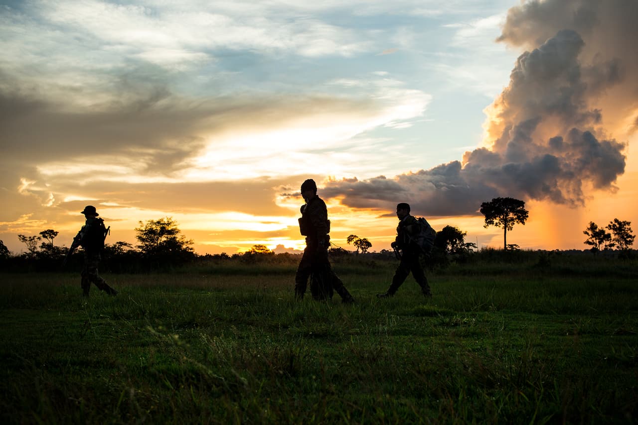 The day is over, and in a tiny village lost in the immensity of Brazil's Amazon, the agents return to the motel where they will spend the night.