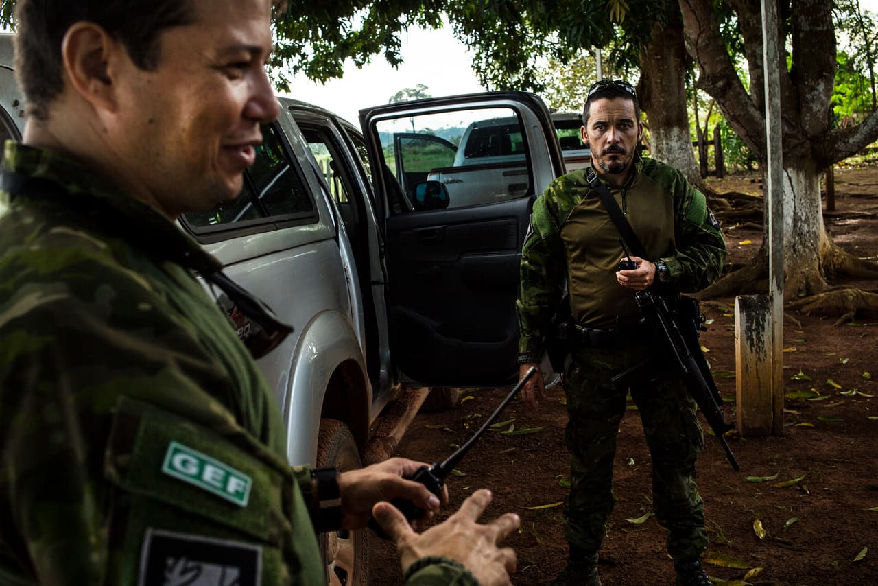 Two IBAMA agents discuss the mission for the day.