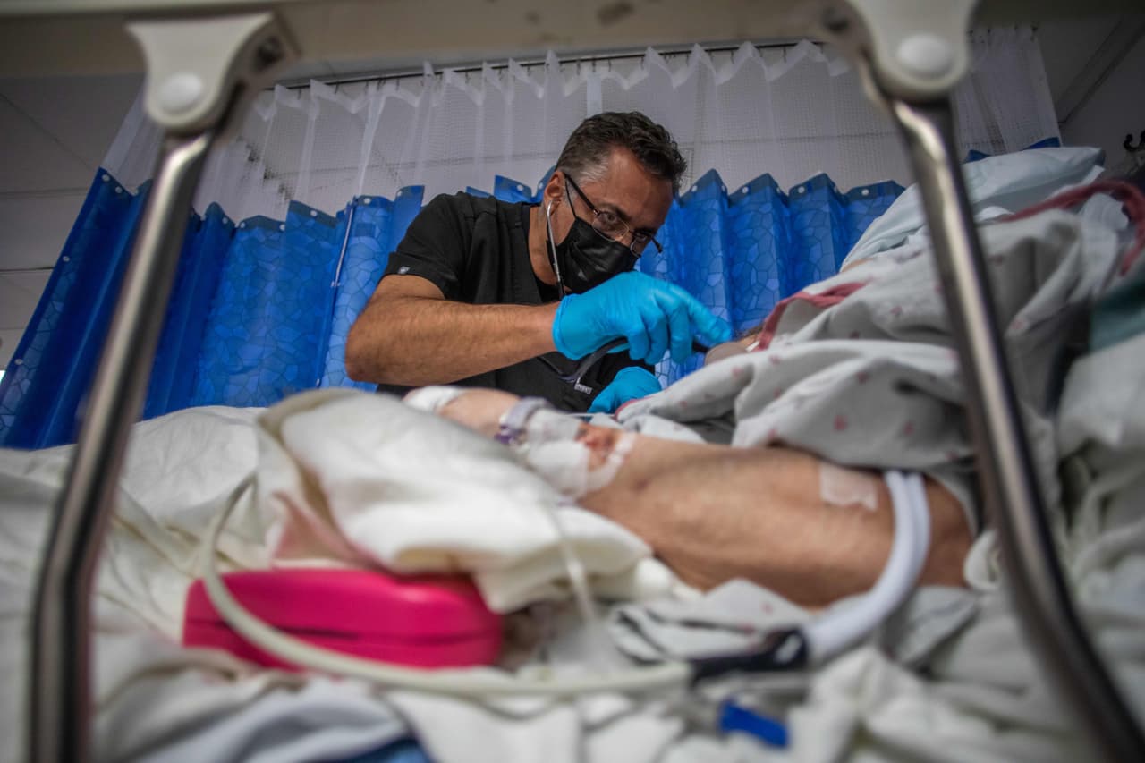 Por esta razón el gobernador, Gavin Newsom, anunció 
<a href="https://www.univision.com/local/los-angeles-kmex/el-gobernador-newsom-confirma-mas-casos-de-nueva-cepa-de-coronavirus-en-el-sur-de-california"><b>medidas adicionales que se están tomando en el estado para suplir el aumento de la demanda</b></a> y disminuir la presión sobre los hospitales.