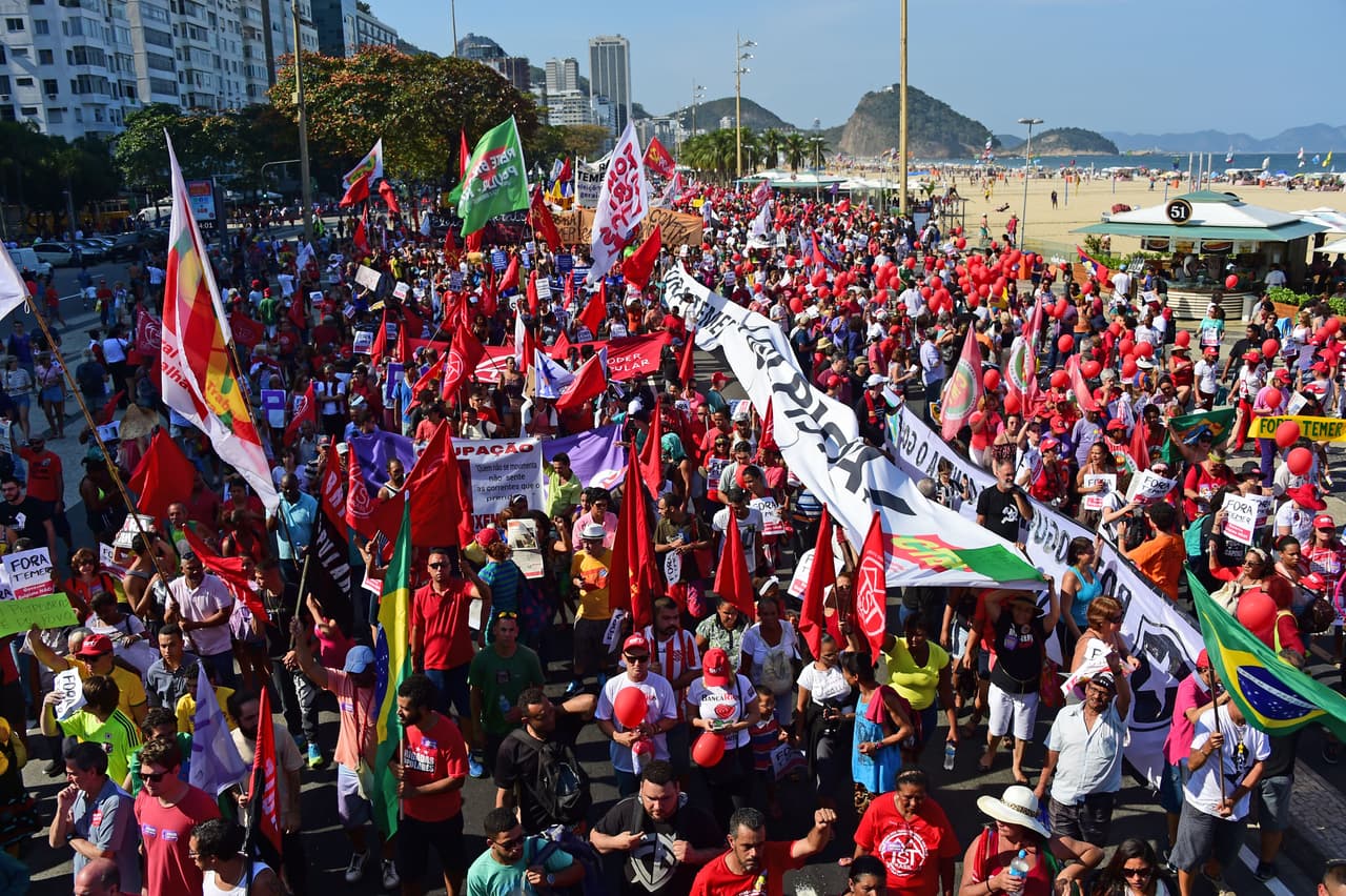 Protesta contra Temer obliga a cambiar el recorrido de la antorcha olímpica