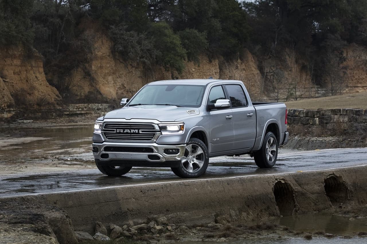 <h3 class="cms-H3-H3"><b>Pickup de tamaño completo - Ram 1500 2021</b></h3>
<br>
<br>
<b>Versión más eficiente: </b>V6 de 3.6 litros, transmisión automática de 8 velocidades, RWD
<br>
<br>
<b>Economía de combustible:</b> 23 mpg combinado (20 mpg en ciudad / 26 mpg en carretera)
<br>
<br>
<b>Precio inicial: </b>34,290 dólares
<br>
<br>
<b>Capacidad de remolque: </b>7,730 libras
<br>
<br>
<b>Capacidad de carga útil:</b> 2,300 libras