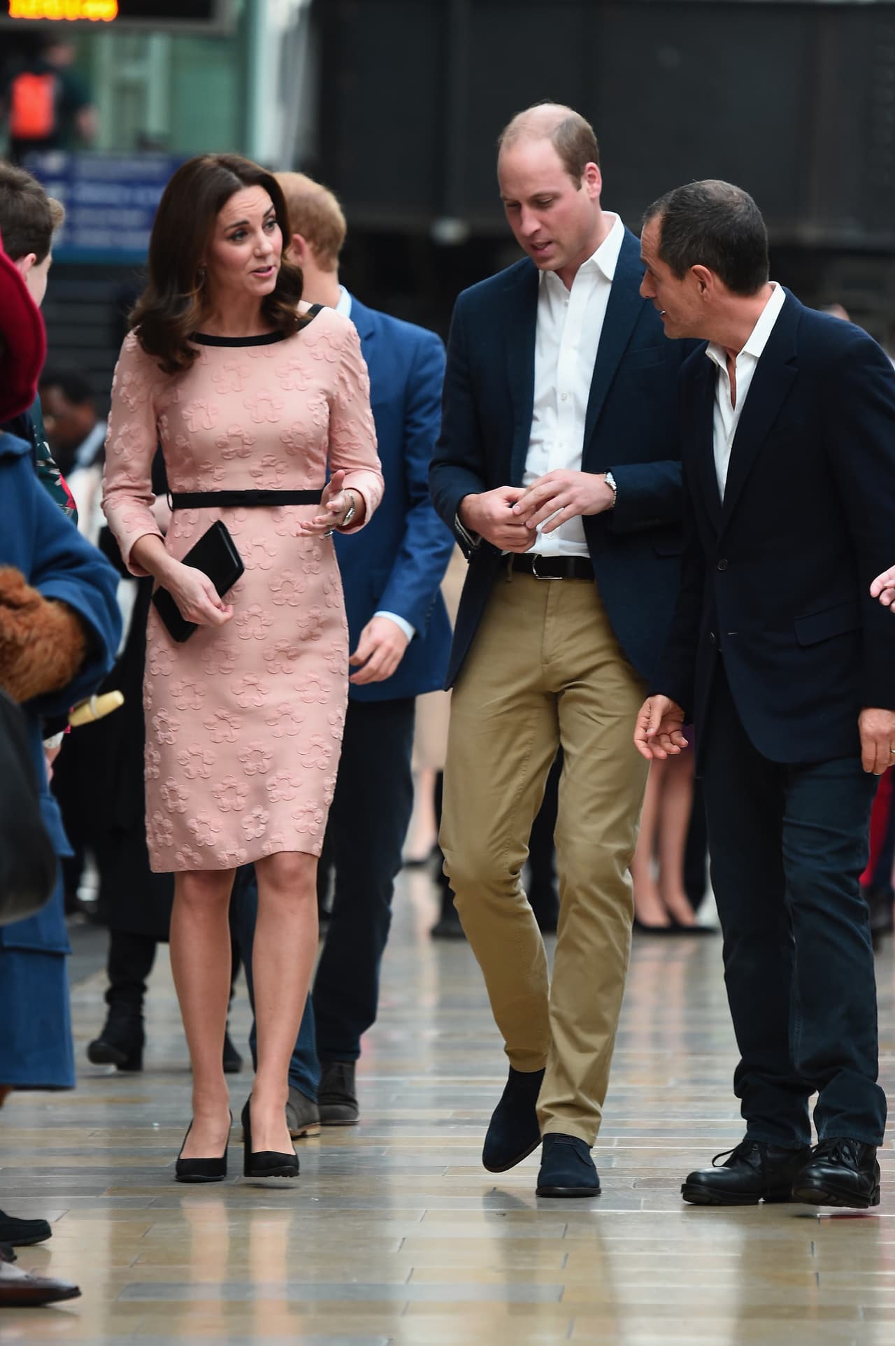 Aqui en el Charities Forum, en octubre de 2017, Kate mostró que este tono pueder hacer perfecto balance con zapatos y accesorios negros. Su vestido de aplicaciones florales es una creación de la diseñadora Orla Kiely.