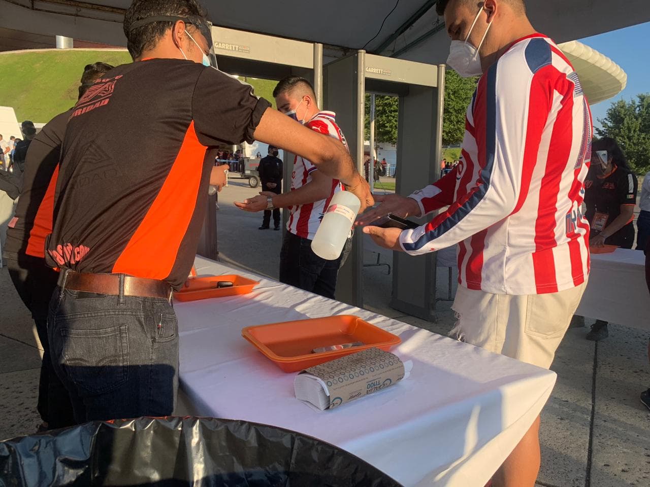 Los afortunados aficionados que consiguieron boleto para el partido más esperado de la temporada regular, comienzan a tomar sus lugares en el Estadio Akron a minutos del pitazo inicial.