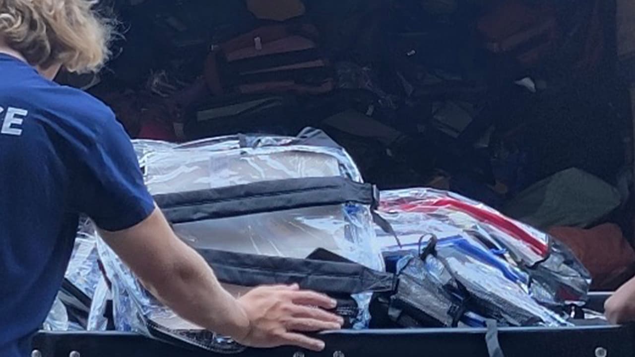 Los trabajadores sociales conducirán hasta el centro de distribución para entregar los útiles escolares para los niños bajo la custodia de CPS.