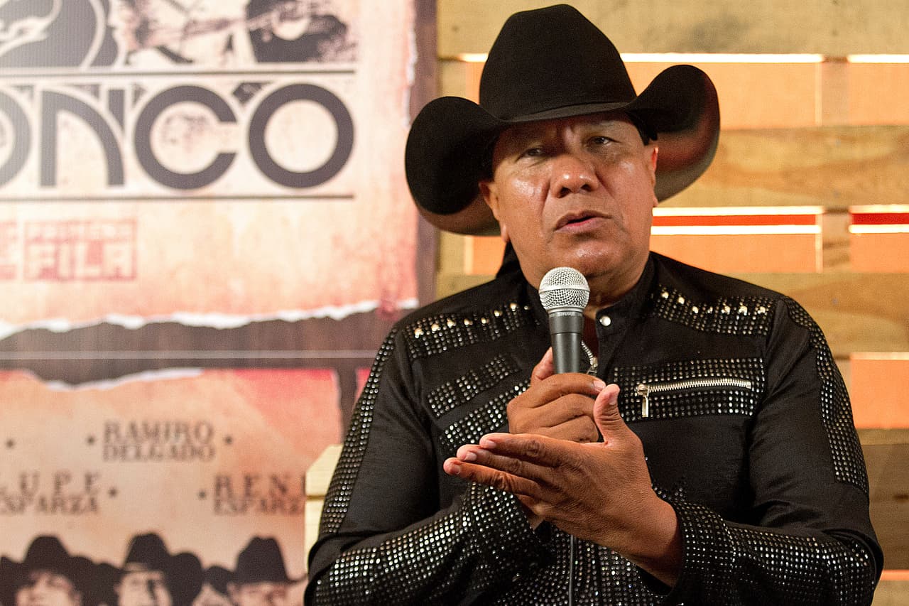 "Jamás contesto nada, no es mi estilo y eso ya pasó a la historia. No éramos uña y mugre,
<b>en los grupos no hay amigos</b>, hay amigos cuando no tienes nada, cuando ya hay dinero se fija uno en todo, eso es una realidad en todos los grupos del mundo y por eso estamos contentos de que éste es el Bronco que está", dijo al diario mexicano.