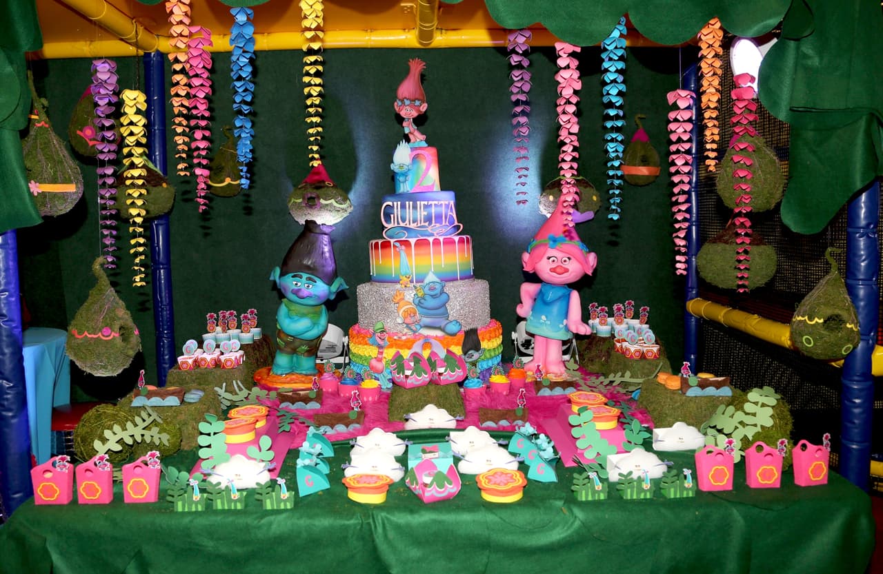 Desde la decoración hasta el pastel, todo estuvo inspirado en el filme animado 'Trolls'.