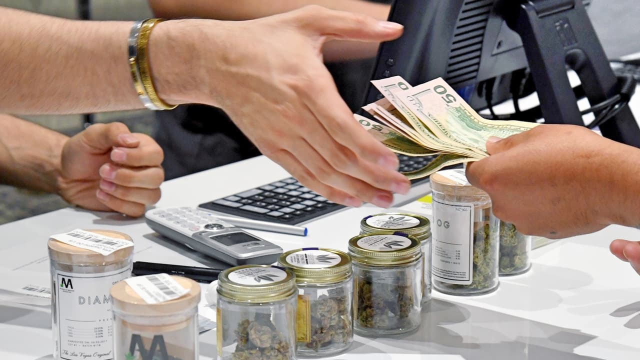 NY toma medidas contra los negocios que ofrecen marihuana como "regalo"