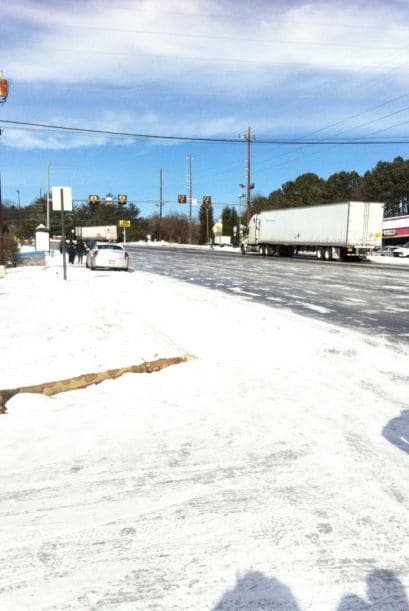 Blanca Oseguera nos comparte un cielo azul y un camino nevado.