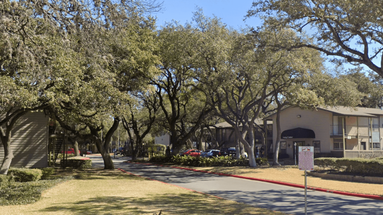 Dejan solo a bebé de 9 meses en bañera y casi se ahoga, acusa la policía