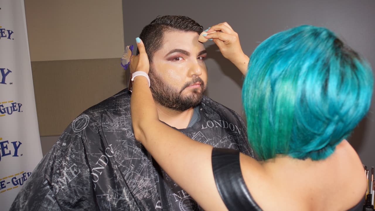 El Tambochi pago la apuesta contra El Compa Ivan cambiando de 'look' por un día.