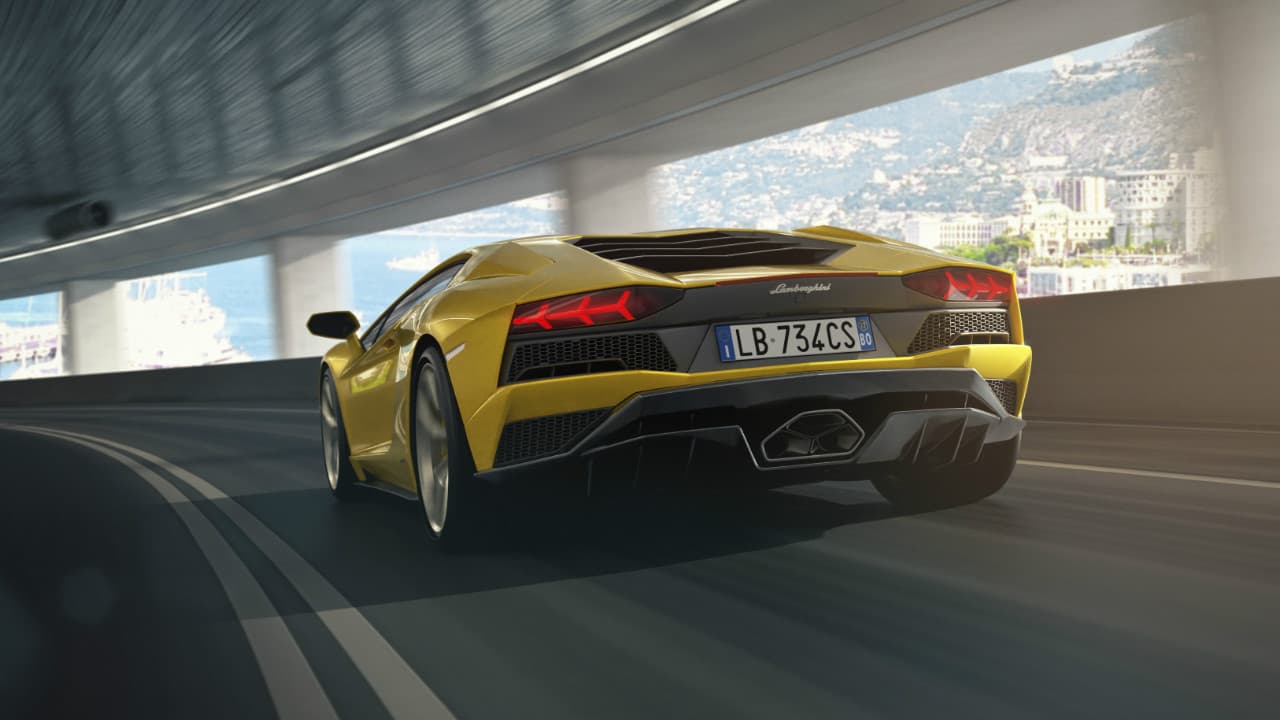 No solo devora pistas, sino también gasolina, intentar llevarlo al límite y experimentar su velocidad máxima de 217 mph (350 km/h) puede dejarte con los bolsillos vacíos en un instante. El rendimiento de combustible
<b> en ciudad es de 11 mpg y 18 mph en carretera</b>.