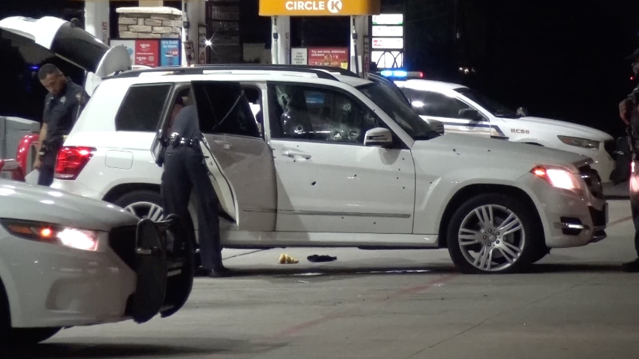 Balean a una mujer mientras ponía gasolina a su auto en el noroeste de Houston: no hay arrestos