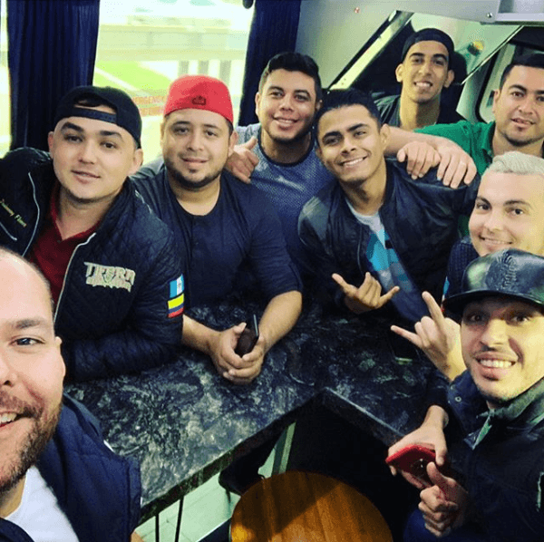 "Estábamos todos ahí en la sala. Sí 
<b>fue un susto un poquito grande</b>. No nos paramos hasta un poquito más adelante […] no supimos exactamente quién fue, pero creo que sí, como que la tirada (objetivo) de ellos era que nos paráramos ahí, no sé qué intentaban hacer".