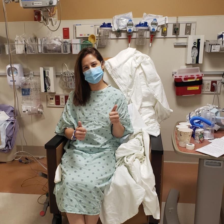 Nuestra Ely recibió este Thanksgiving convaleciendo tras una cirugía de vesícula, pero dando gracias por estar bien. Le deseamos pronta recuperación porque la extrañamos mucho.