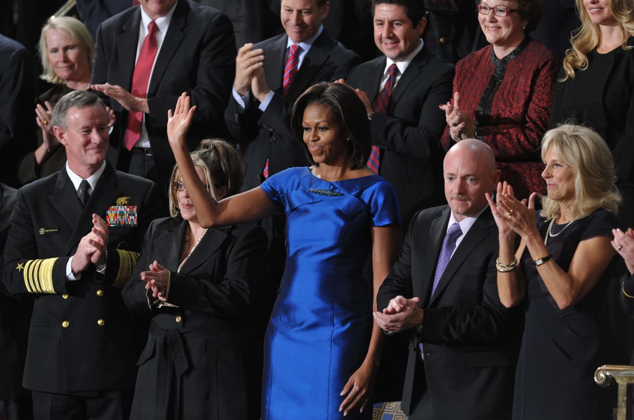 Las vestimentas parcas de la mayoría de los asistentes a este magno discurso fueron sacudidas de su mutismo gracias al vestido azul rey creado por Barbara Tfank para que la primera dama asistiera al Discurso del Estado de la Unión en 2012.
