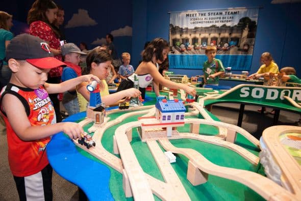 PLEASE TOUCH MUSEUM - FILADELFIA - El nombre lo dice todo, dividido en seis zonas de exposiciones interactivas temáticas. Por ejemplo, City Capers es un "barrio" dentro del museo con edificios de supermercado, centro médico, cada uno con muchas características interactivas.