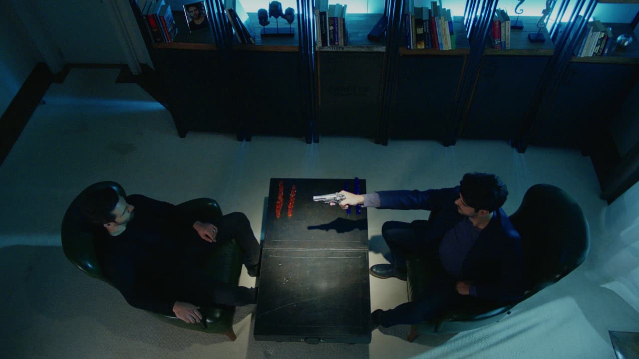 Kemal buscó a 
<b>Emir</b> y le propuso jugar ruleta rusa con la finalidad de alejarlo de Nihan. Lamentablemente, ella llegó y los hizo detenerse, aclarándole a Kemal que regresó con su marido por voluntad propia.