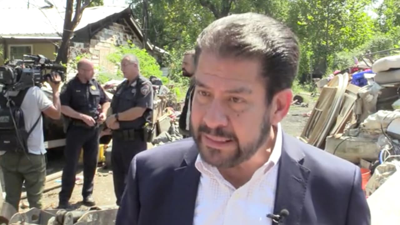 El comisionado, Adrián García quien encabeza los trabajos de demolición dijo que propiedades abandonadas como estas son una oportunidad para que los pandilleros se congreguen, para que la gente beba, cause problemas afectando a la comunidad.