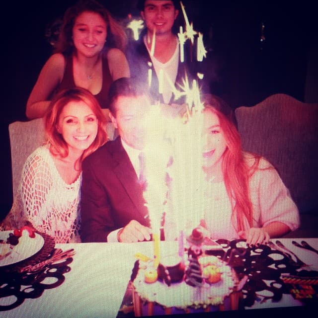 Entre ellos, también se mencionó el rumor que sostenía que su mamá, Angélica Rivera, había sufrido de violencia doméstica durante su matrimonio con Enrique Peña Nieto.