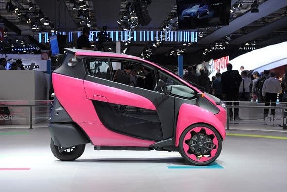 Toyota está listo para introducir el i-Road a Europa, y qué mejor manera de hacerlo que con una versión rosa durante el Autoshow de París.