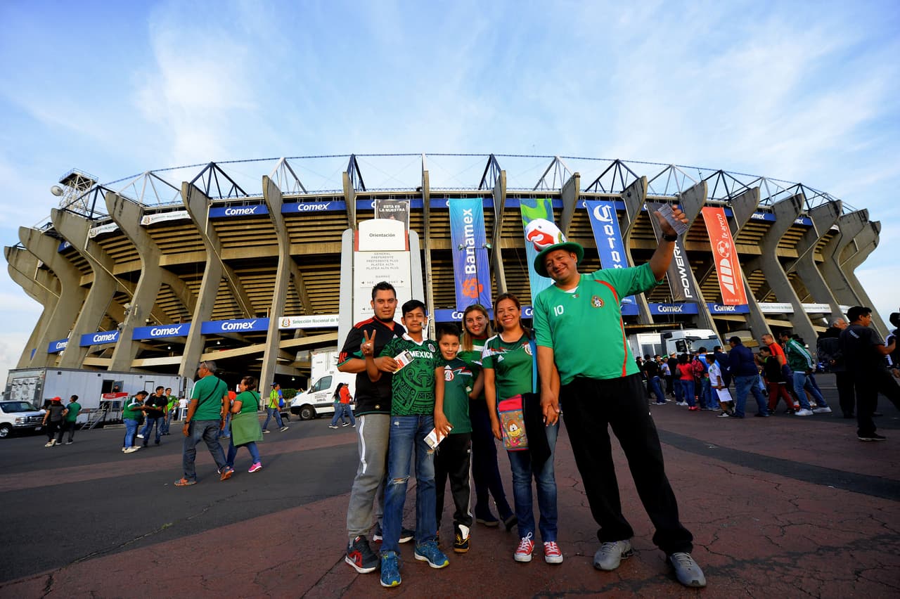 Caras lindas, familia y amigos se dieron cita en el Estadio Azteca para apoyar al Tri ante Canadá en las eliminatorias de Concacaf