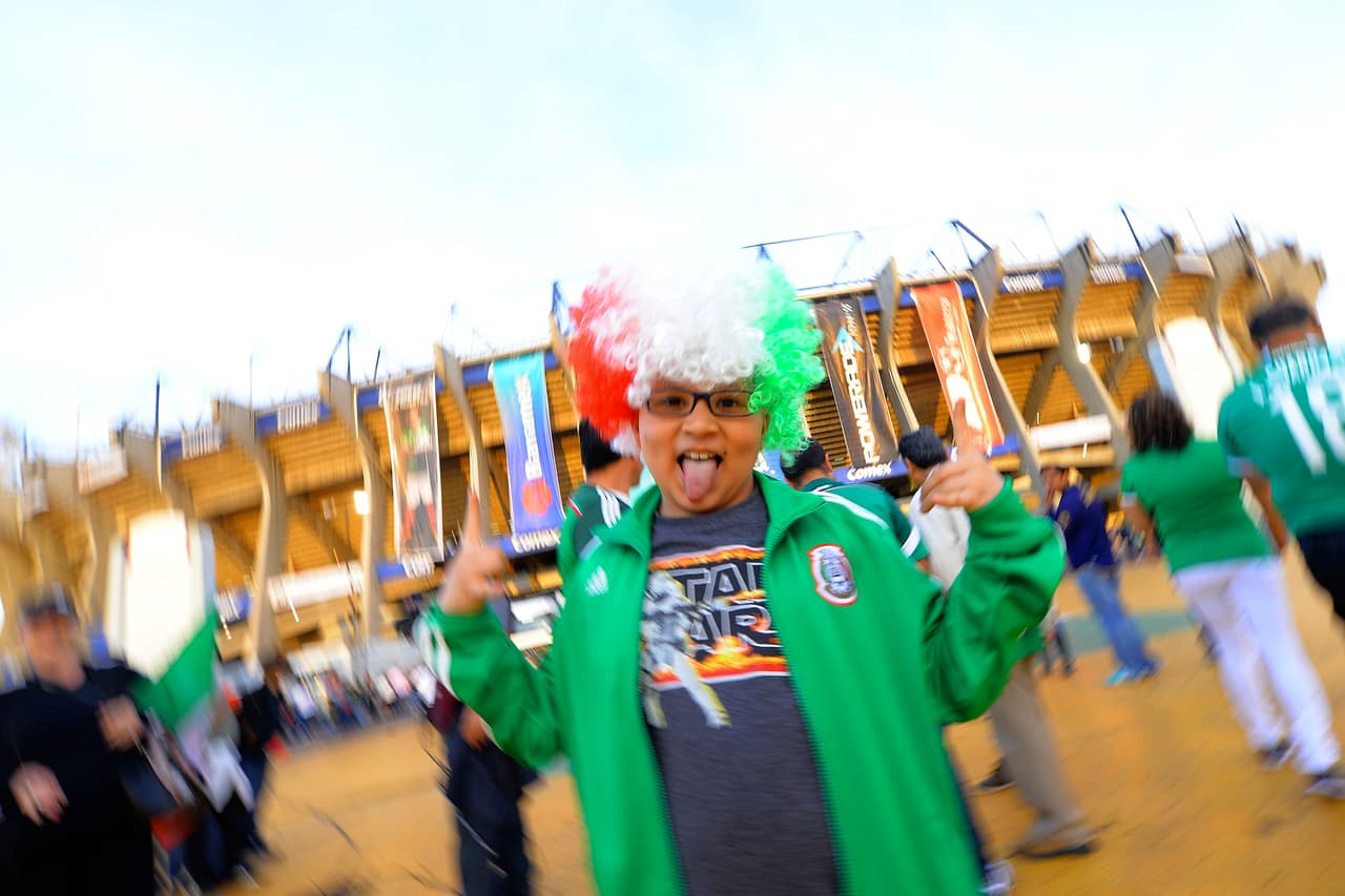 Caras lindas, familia y amigos se dieron cita en el Estadio Azteca para apoyar al Tri ante Canadá en las eliminatorias de Concacaf