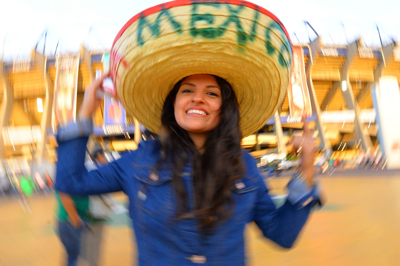 Caras lindas, familia y amigos se dieron cita en el Estadio Azteca para apoyar al Tri ante Canadá en las eliminatorias de Concacaf