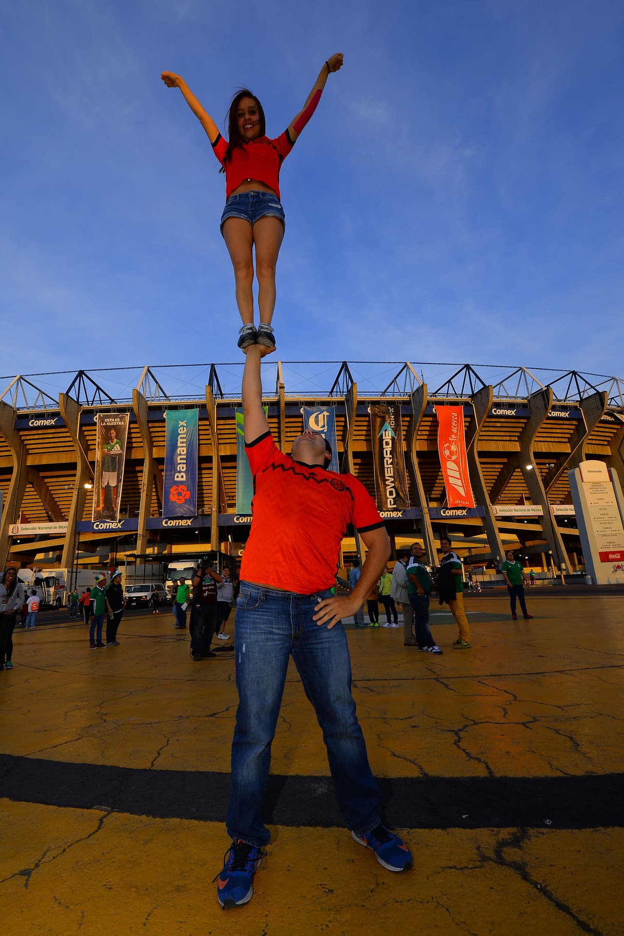Caras lindas, familia y amigos se dieron cita en el Estadio Azteca para apoyar al Tri ante Canadá en las eliminatorias de Concacaf
