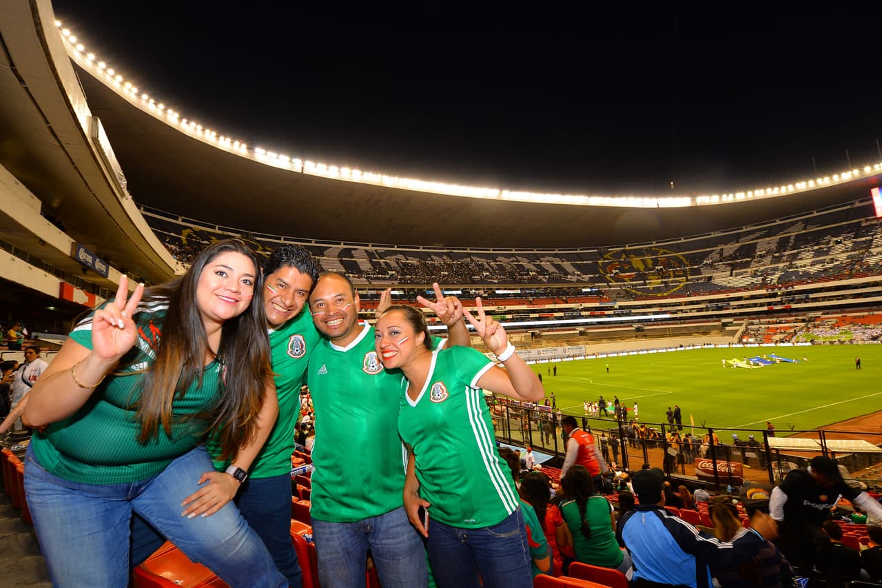 Caras lindas, familia y amigos se dieron cita en el Estadio Azteca para apoyar al Tri ante Canadá en las eliminatorias de Concacaf