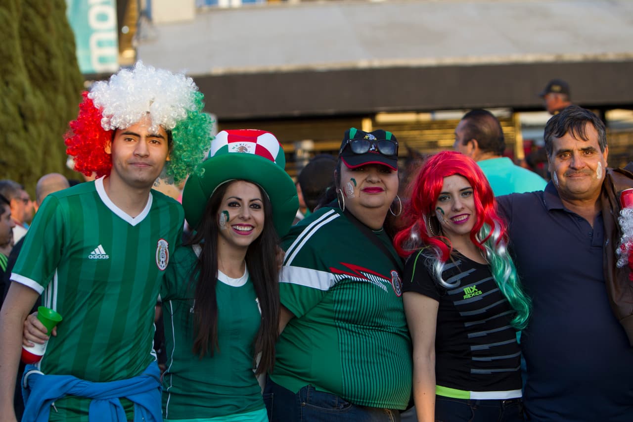 Caras lindas, familia y amigos se dieron cita en el Estadio Azteca para apoyar al Tri ante Canadá en las eliminatorias de Concacaf
