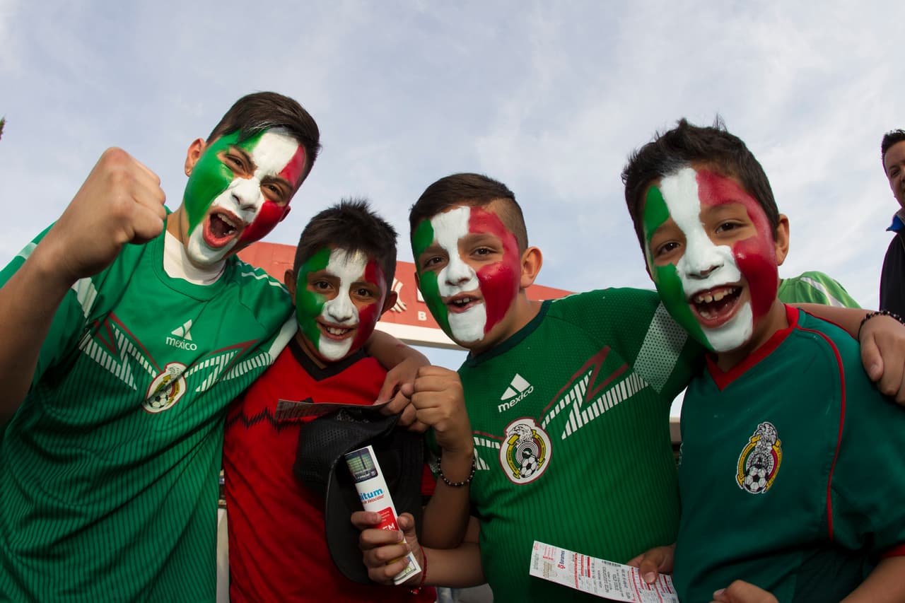 Caras lindas, familia y amigos se dieron cita en el Estadio Azteca para apoyar al Tri ante Canadá en las eliminatorias de Concacaf