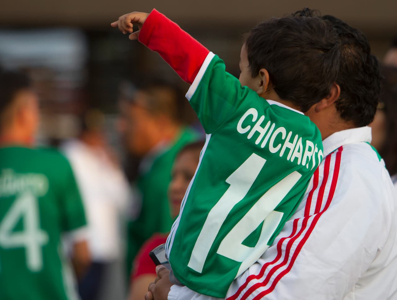Caras lindas, familia y amigos se dieron cita en el Estadio Azteca para apoyar al Tri ante Canadá en las eliminatorias de Concacaf