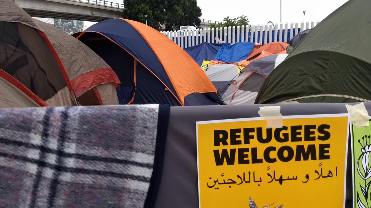 A las afueras de la garita de San Ysidro se levantó un campamento donde han esperado durante la semana los migrantes.