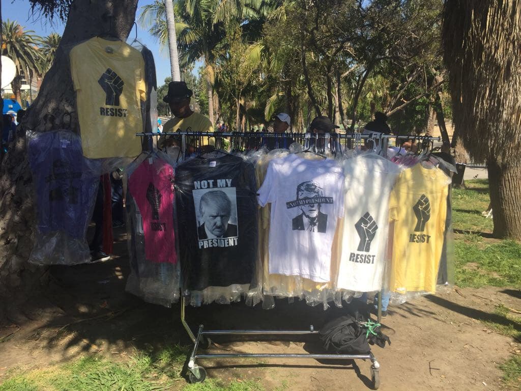 Carla Medrano compartiendo con los trabajadores y comunidad inmigrante en la ciudad de Los Ángeles.