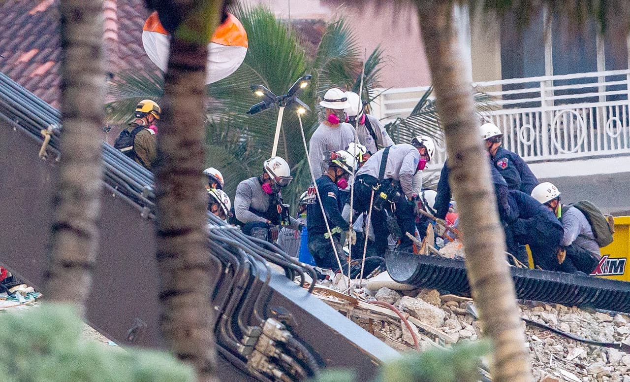 "Anoche fue especialmente duro": hallan el cuerpo de la hija de un bombero entre los escombros de Surfside