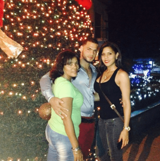 Aquí la vemos junto a sus dos grandes amores. Su madre y su hermano son lo más importante en su vida.