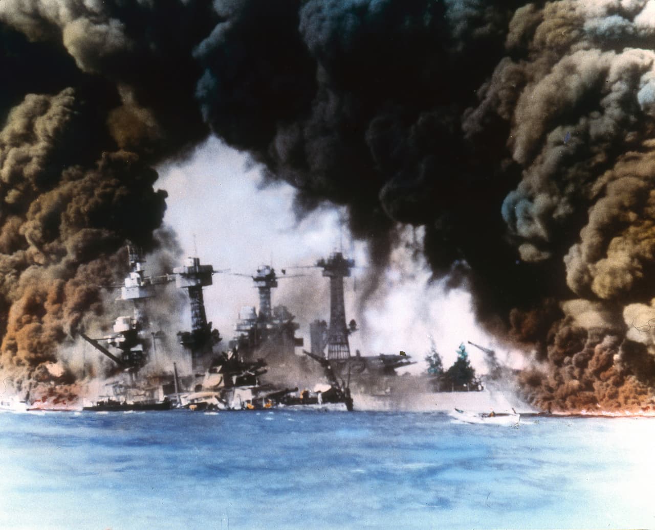 Esta ofensiva se llevó a cabo sin una declaración de guerra previa y sin ningún aviso explícito. El ataque a Pearl Harbor fue considerado como un crimen de guerra en los Juicios de Tokio, donde los aliados procesaron a los jefes militares japoneses capturados luego de la victoria.
<br>
<br>En la foto el denso humo que se elevó desde los buques estadounidenses USS West Virginia y USS Tennessee, destruidos en el ataque.
<br>