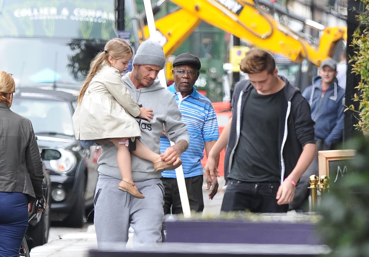 Brooklyn Beckham es el hijo mayor de David y también cuida a su hermana menor.