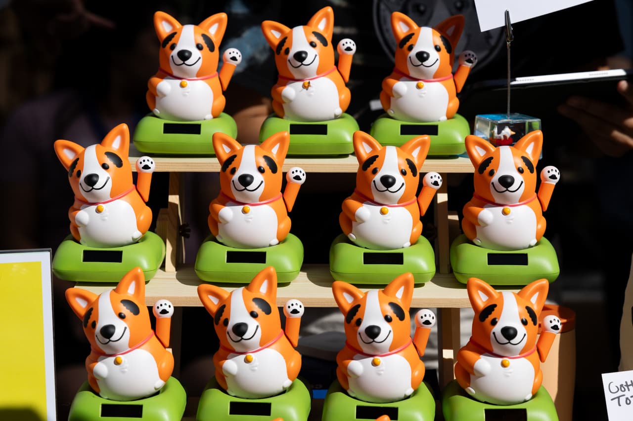 Los artículos y recuerdos de temática corgi acaparan las miradas en los puestos de venta de Corgi Con.