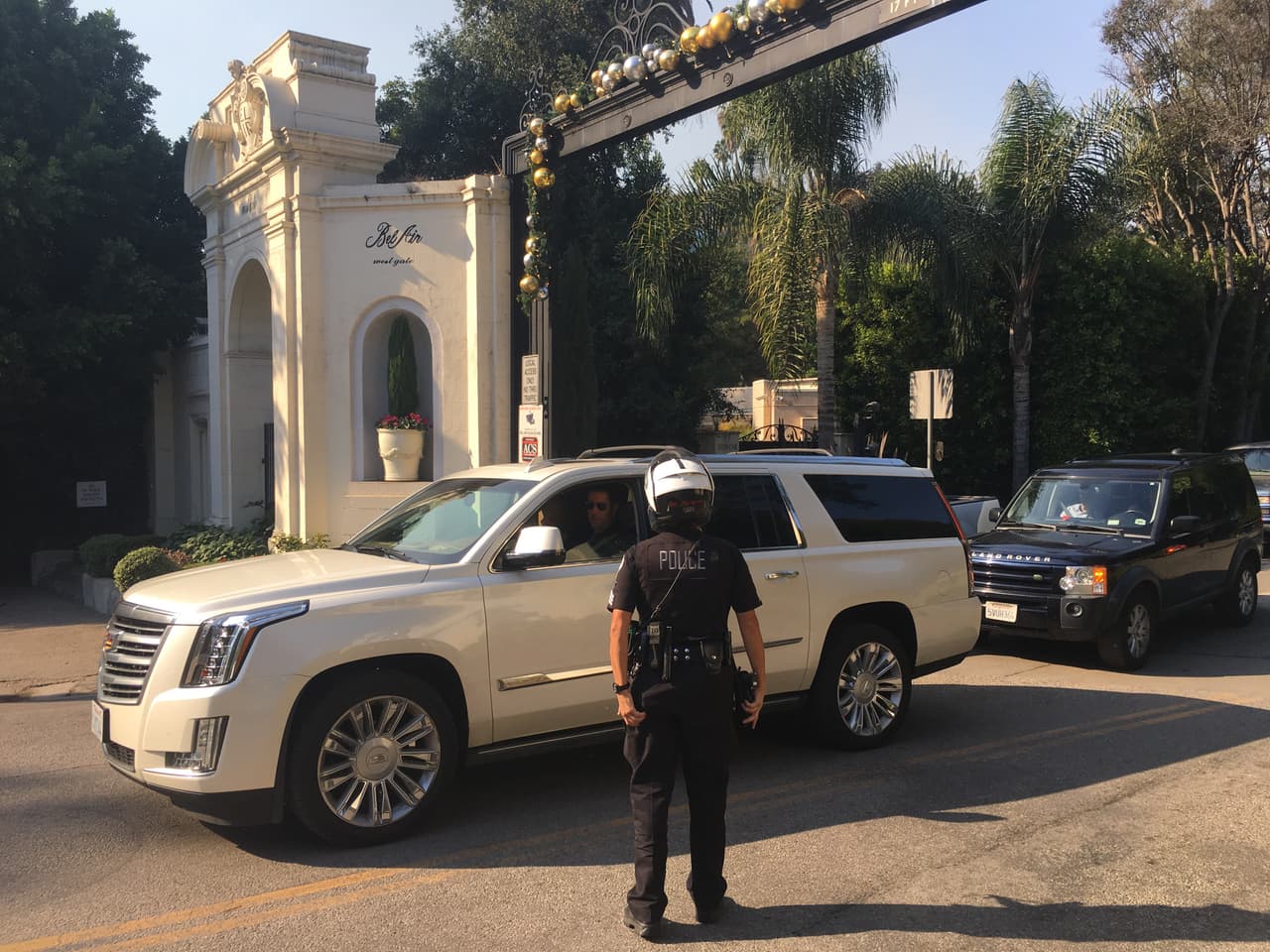 Al menos 
<a href="http://www.univision.com/los-angeles/kmex/noticias/incendios/ordenan-la-evacuacion-de-mas-de-230-000-residentes-de-los-angeles-y-ventura-por-incendios"><b>230,000 residentes de los condados de Los Ángeles y Ventura recibieron órdenes de evacuación</b></a>, entre ellos loshabitantes de Bel-Air.