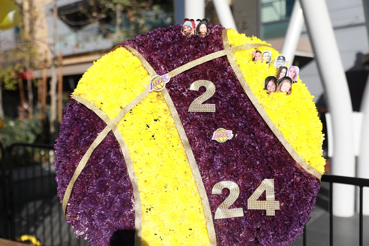 Los números 2 (utilizado por 
<b>Gianna</b> en sus partidos de baloncesto) y 8 y 24 (dorsales de 
<b>Kobe</b> con los Lakers), sobresalen al lado de las fotos de las nueve víctimas del lamentable siniestro.