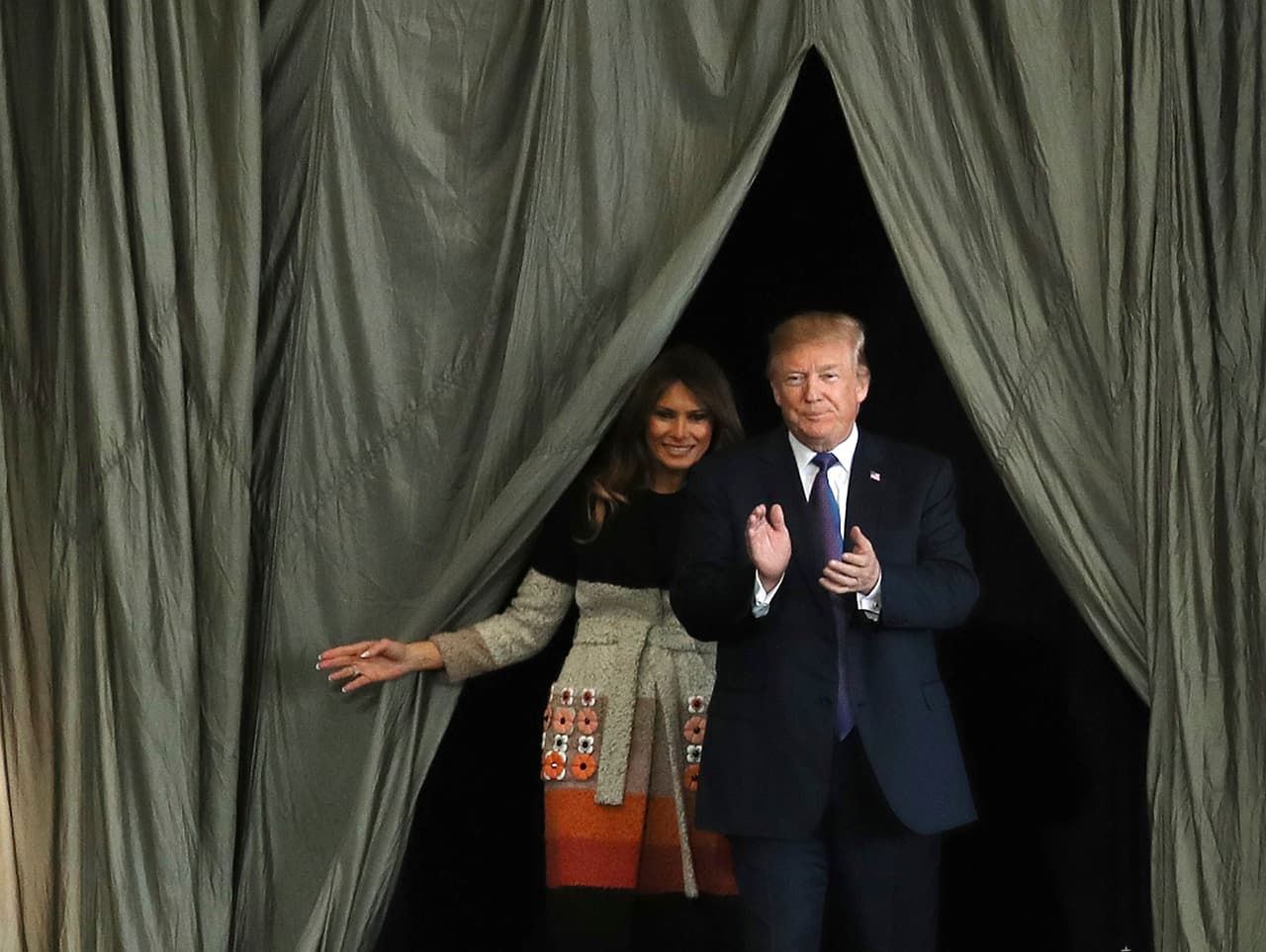 El presidente Donald Trump y la primera dama Melania Trump suben al escenario para saludar al personal militar de EEUU en la base militar de Yakota.