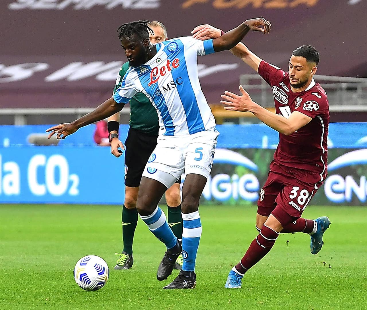 Napoli se impuso ante Torino 2-0 durante la fecha 33 en la Serie A. Bakayoko anotó golazo al minuto 11, seguido de Osimhen al minuto 13. Torino se quedó con diez hombres tras doble amarilla para Mandragora. El mexicano Hirving Lozano entró al minuto 58 al campo.