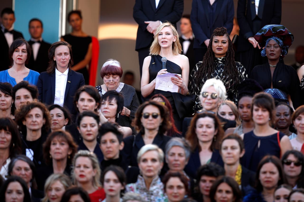 “Todas enfrentamos nuestros desafíos, pero nos mantenemos juntas en las escaleras hoy como símbolo de nuestra determinación y nuestro compromiso para avanzar. Somos escritoras, productoras, directoras, actrices, actrices…”, dijo Cate Blanchett al leer un pronunciamiento en nombre del grupo. “Estamos aquí en solidaridad con las mujeres de todas las industrias”.
<br>