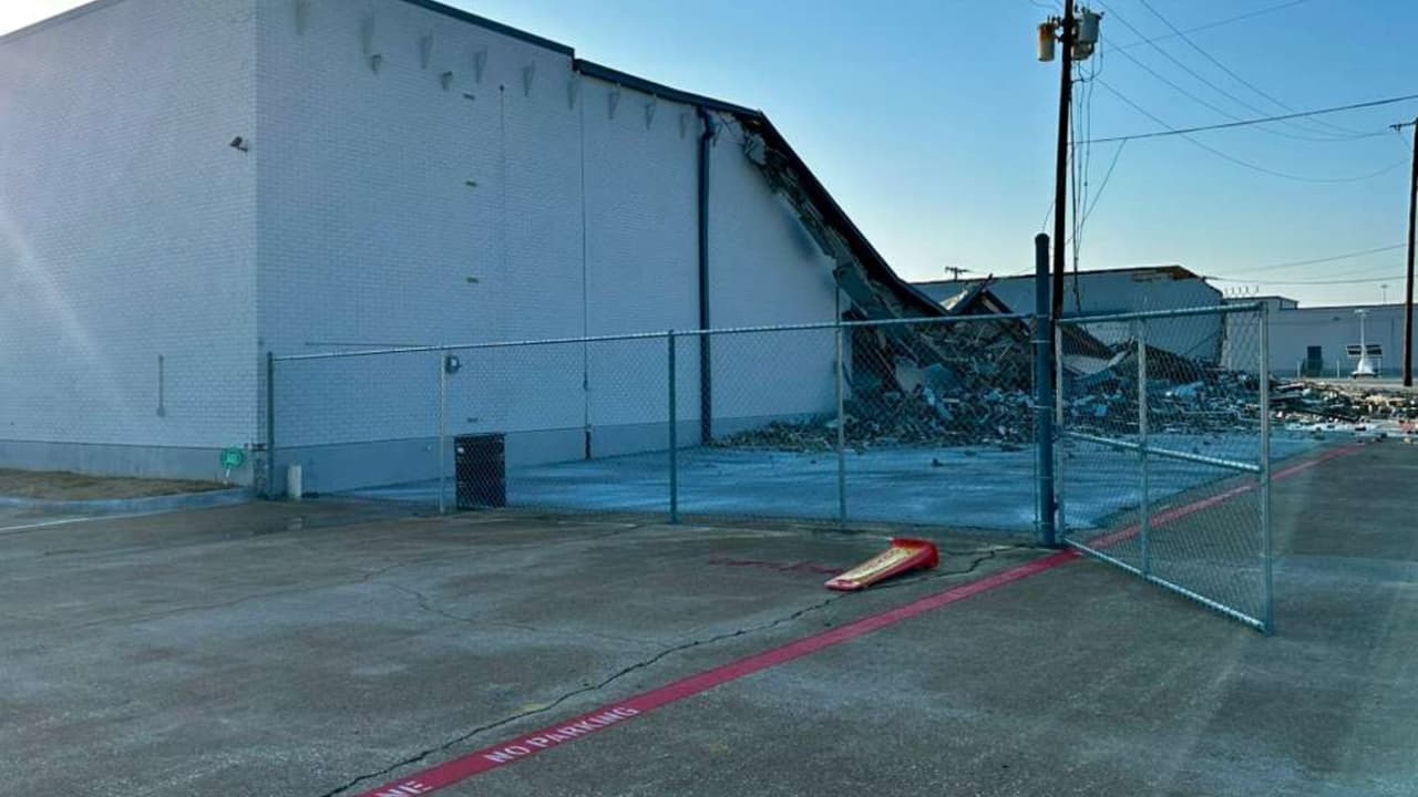 <h3 class="cms-H3-H3">Recursos de emergencia en el norte de Texas </h3>En una emergencia, 
<b>llame al 911.</b> 
<br>Para reportes no urgentes o solicitar información de la ciudad, 
<b>residentes de Garland pueden comunicarse con los servicios municipales al 972-205-2000.</b> 
<br>También 
<b>se puede llamar al 211 para recibir información sobre recursos comunitarios en Texas,</b> incluyendo apoyo después de tormentas o daños en viviendas. 
<br>Las autoridades indicaron que continuarán evaluando la estructura 
<b>para determinar el alcance de los daños y confirmar qué provocó el colapso.</b>