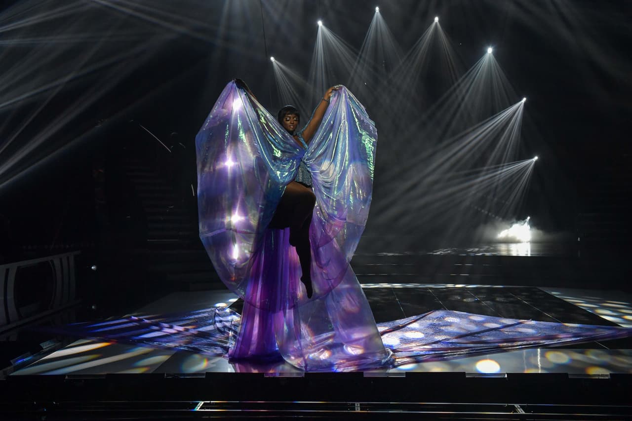 Mientras ella bajaba, Carlos Rivera cantaba desde las escaleras el tema principal de la serie 'Amar a muerte'.