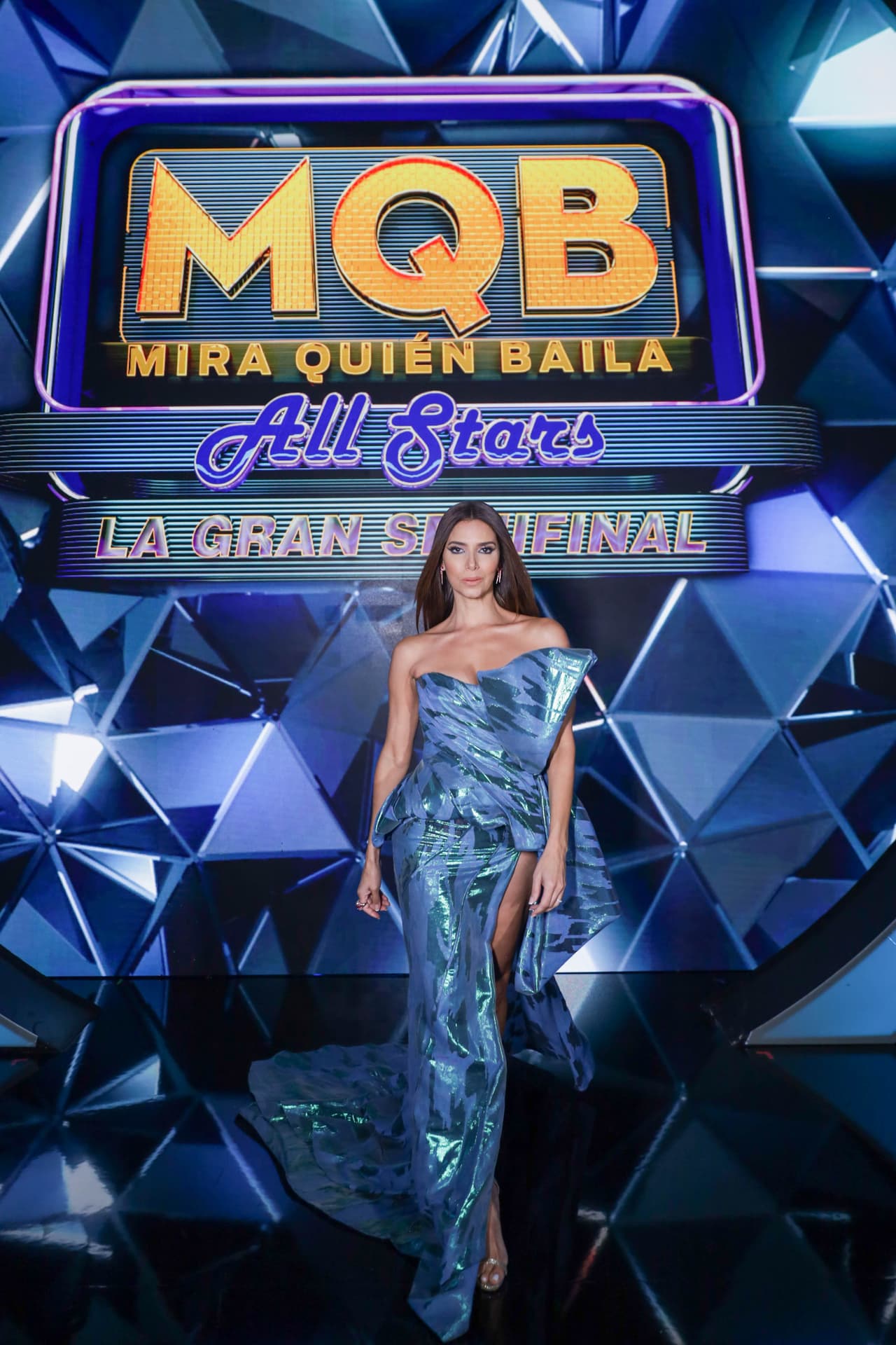 Como accesorios, la jueza llevaba unos aretes largos y anillos plateados con incrustaciones de brillantes, a juego con sus zapatillas de tacón alto.