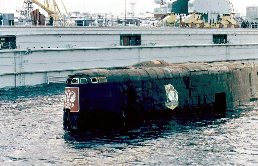 La mayor parte del submarino pudo ser rescatada en 2001. En la imagen se aprecia la torre de mando del Kursk traída a la superficie.