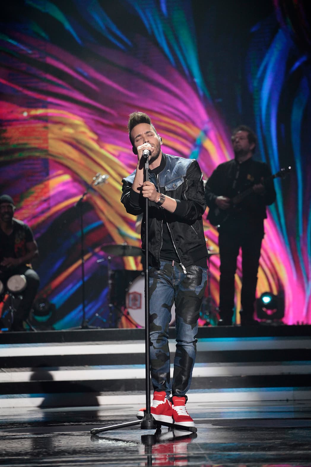 El primero fue ‘Adicto’, una bachata que interpreta originalmente junto a Marc Anthony; en esta ocasión, Prince la cantó en solitario.